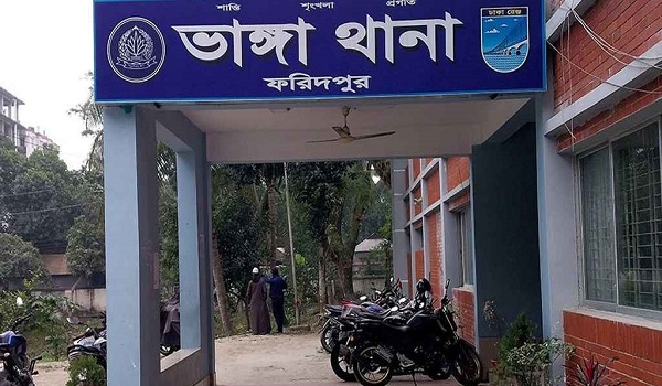 টিকটকে হাহা ইমোজি দেওয়ায় ২ জনকে কুপিয়ে জখম