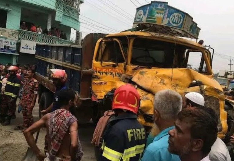 গোপালপুরে বাস-ট্রাকের মুখোমুখি সংঘর্ষে নিহত: ২