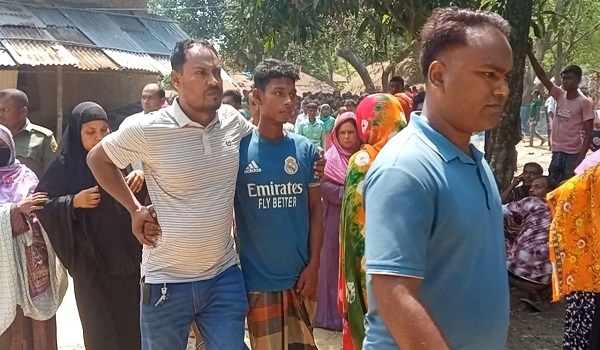 পরিবারের ৪ জনকে হত্যা, আটক