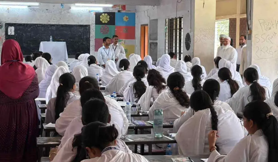 এসএসসি পরীক্ষা কেন্দ্র পরিদর্শনে বিরোধী দলীয় নেতা