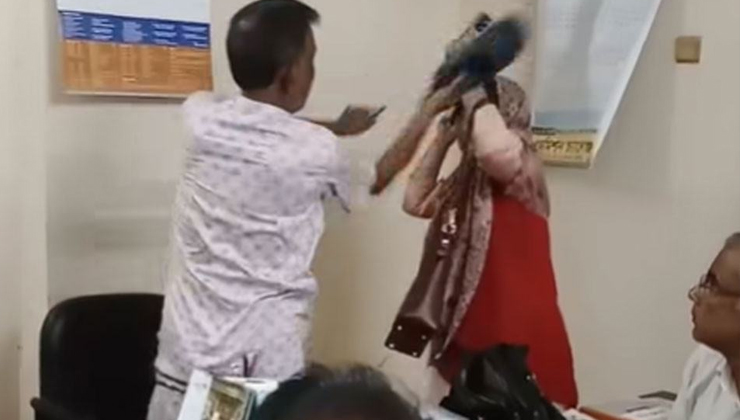 কলেজে ঢুকে শিক্ষিকাকে জুতাপেটা করলেন স্থানীয় বিএনপি নেতা