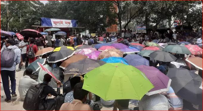 তপ্ত রোদে ছাতা মাথায় প্রাথমিকের সুপারিশপ্রাপ্তদের শাহবাগে অবস্থান