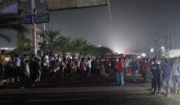 বকেয়া-বেতনের দাবিতে বিক্ষোভ, সড়ক অবরোধ