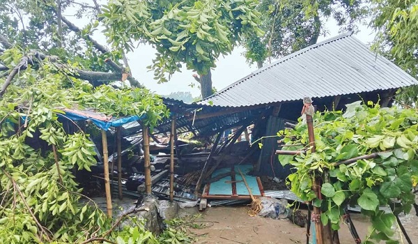 ঝড়ো হাওয়ায় ঘর ধস, নিহত শিশু