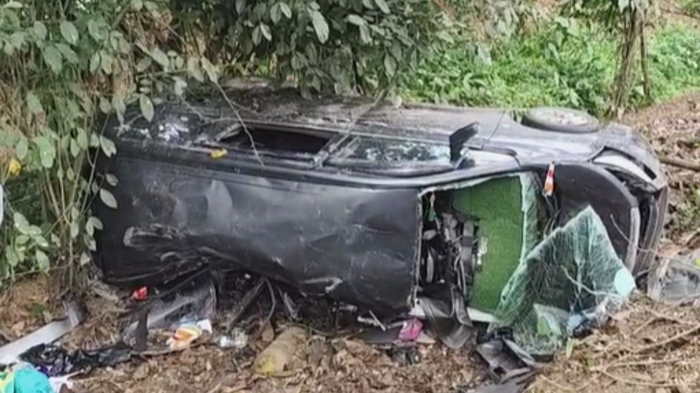 যাত্রীবাহী বাসের ধাক্কায় নিহত:৩