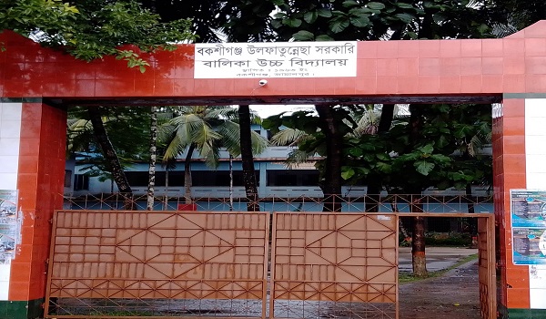 টয়লেটে গিয়ে মোবাইলের মাধ্যমে প্রশ্ন সমাধান, অতপর...