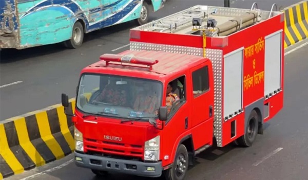 বাংলাবাজারে বইয়ের দোকানে আগুন, নিয়ন্ত্রনের চেষ্টা