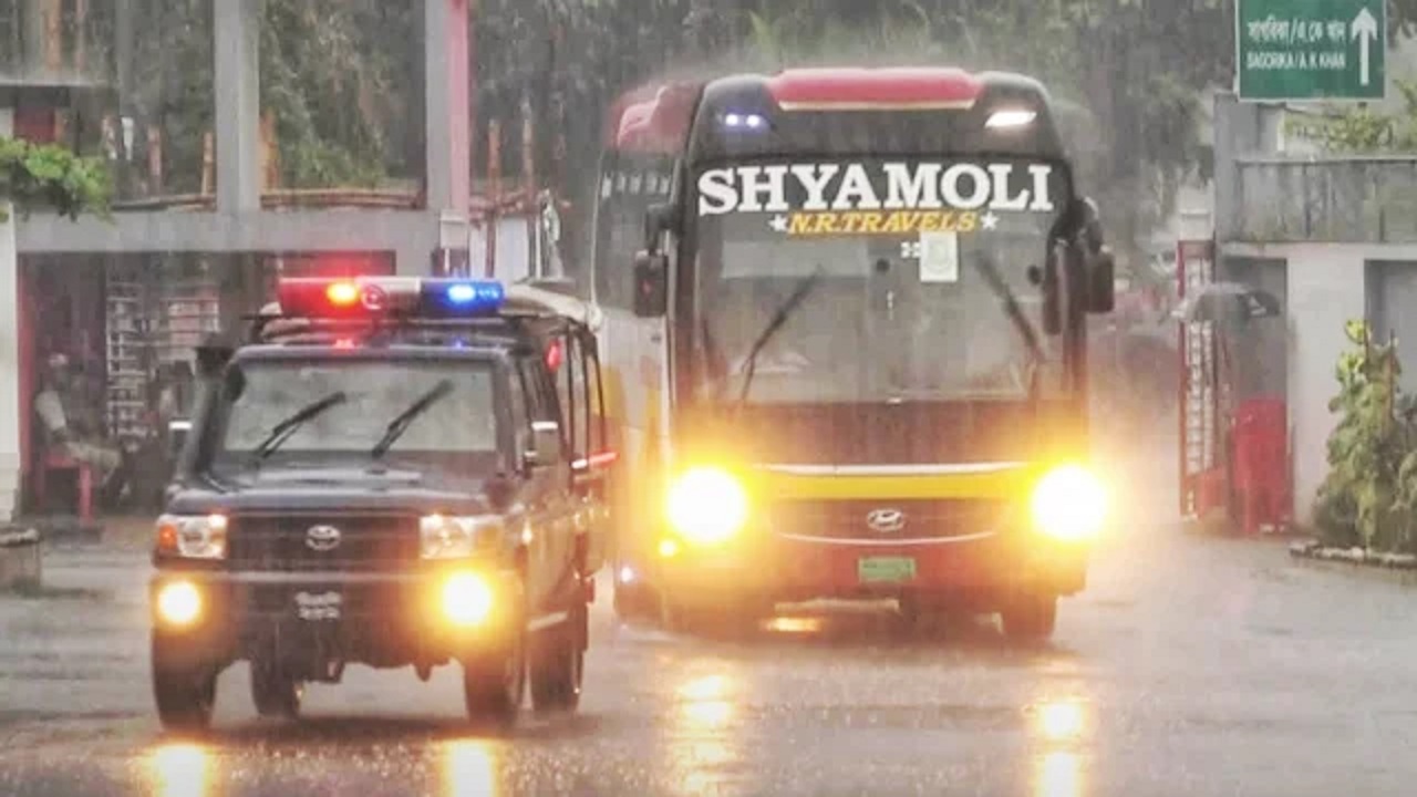 হেড লাইট জ্বালিয়ে ১২ টার পর স্টেডিয়ামে ঢোকে টিম বাস