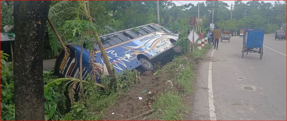 ৩৫ যাত্রী নিয়ে খাদে পড়ল বাস 