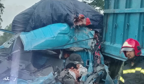 ট্রাকের ধাক্কায় হেলপার নিহত