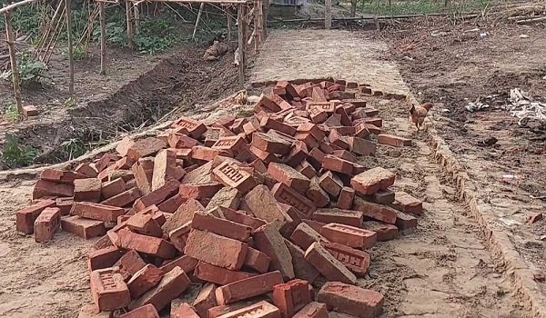 রাস্তা তৈরির চারদিনের মাথায় ইট নিয়ে যায় বিএনপি নেতা