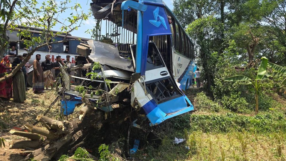 দুই বাসের মুখোমুখি সংঘর্ষে নিহত ৪