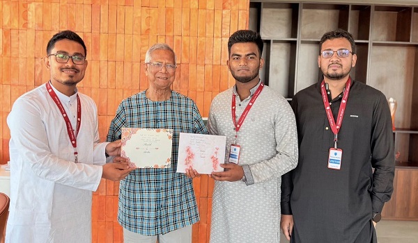 ইউনূসকে বিয়ের নিমন্ত্রণ ও বিভিন্ন চিত্রকর্ম দিলেন ডাকসু ভিপি