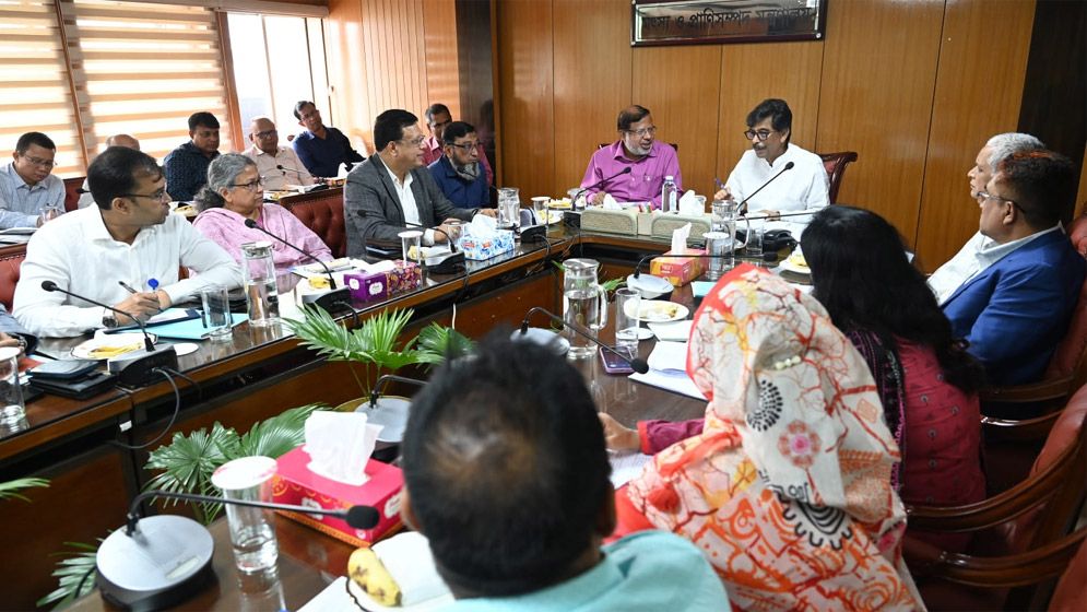 সরকারি কর্মসূচি বাস্তবায়নে স্বচ্ছতা নিশ্চিতের নির্দেশ মৎস্যমন্ত্রীর  