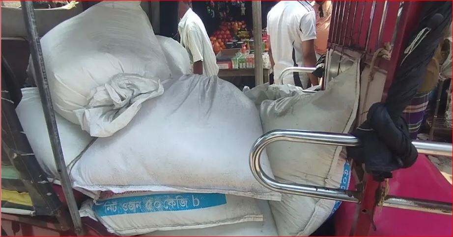 সরকারি চাল গোপনে বিক্রি, হাতেনাতে ধরা পড়লেন টিসিবি ডিলার