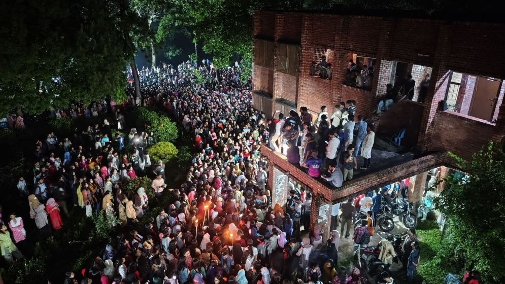 ধর্ষণচেষ্টার অভিযোগে উত্তাল জাবি ক্যাম্পাস, ২৪ ঘণ্টার আলটিমেটাম