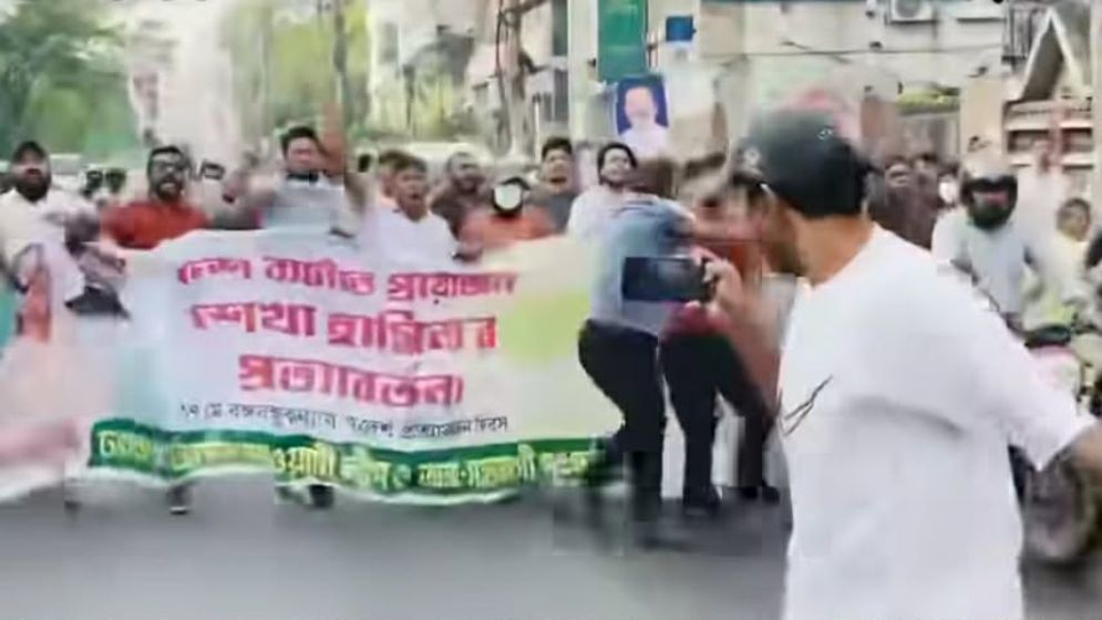 আসাদগেটে নিষিদ্ধ সংগঠনের ঝটিকা মিছিল