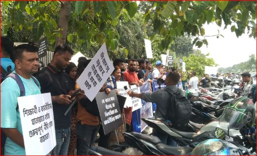 মোটরসাইকেলের কর প্রত্যাহারের দাবিতে এনবিআরের সামনে মানববন্ধন