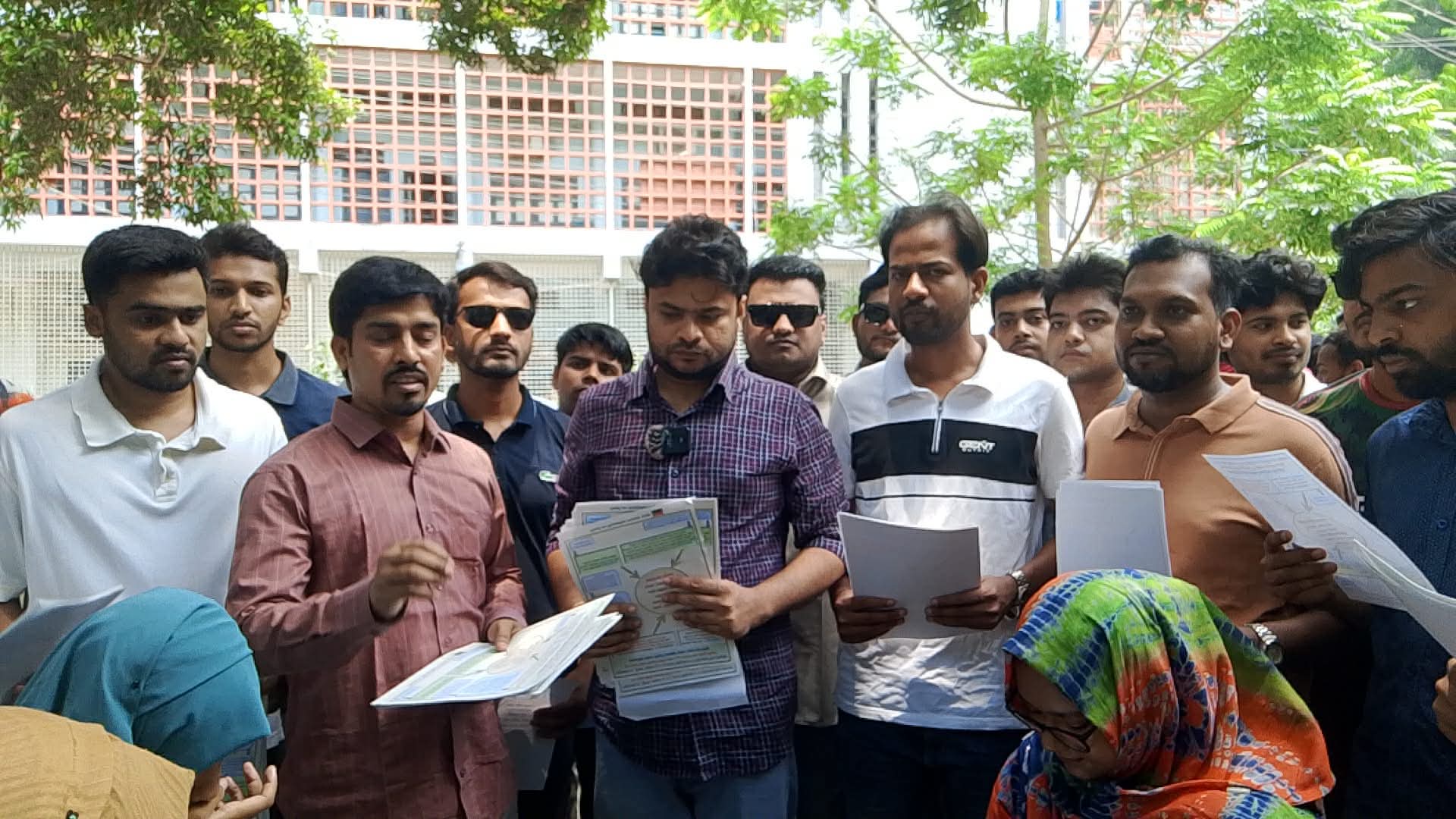 রাবিতে ছাত্রদলের ক্যাম্পাসজুড়ে লিফলেট বিতরণ