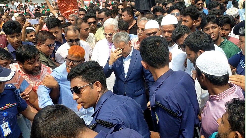 বিএনপি-জামায়াত নেতাকর্মীদের কাছে সেতুমন্ত্রী অবরুদ্ধ