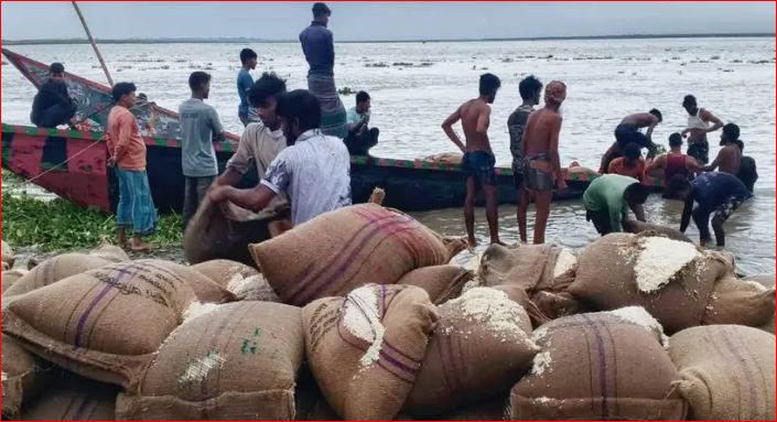 গাইবান্ধায় ঝড়ে ভিজিএফের ৪৬৭ বস্তা চালসহ দুই নৌকাডুবি