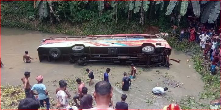 কুষ্টিয়ায় যাত্রীবাহী বাসের সঙ্গে ট্রাকের সংঘর্ষ, নিহত ৪