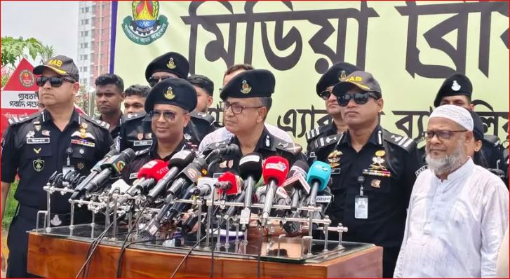 ছিনতাই ঝুঁকি এড়াতে হাটে ‘ক্যাশলেস লেনদেন’ করতে বললেন র‌্যাব ডিজি