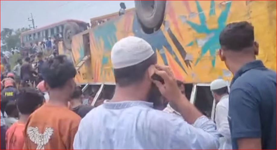 ব্রাহ্মণবাড়িয়ায় নিয়ন্ত্রণ হারিয়ে খাদে বাস, নিহত ৪