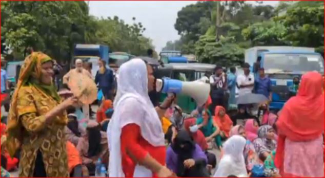 তেজগাঁওয়ে বকেয়া বেতনের দাবিতে শ্রমিকদের সড়ক অবরোধ
