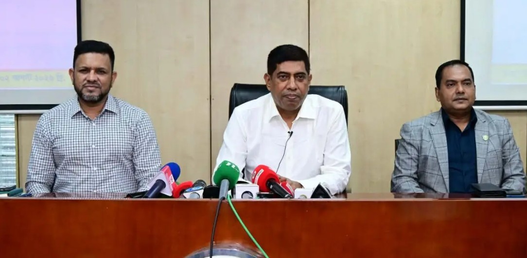 পুলিশের যানবাহনে হামলার সুনির্দিষ্ট গোয়েন্দা তথ্য নেই: ডিবি প্রধান