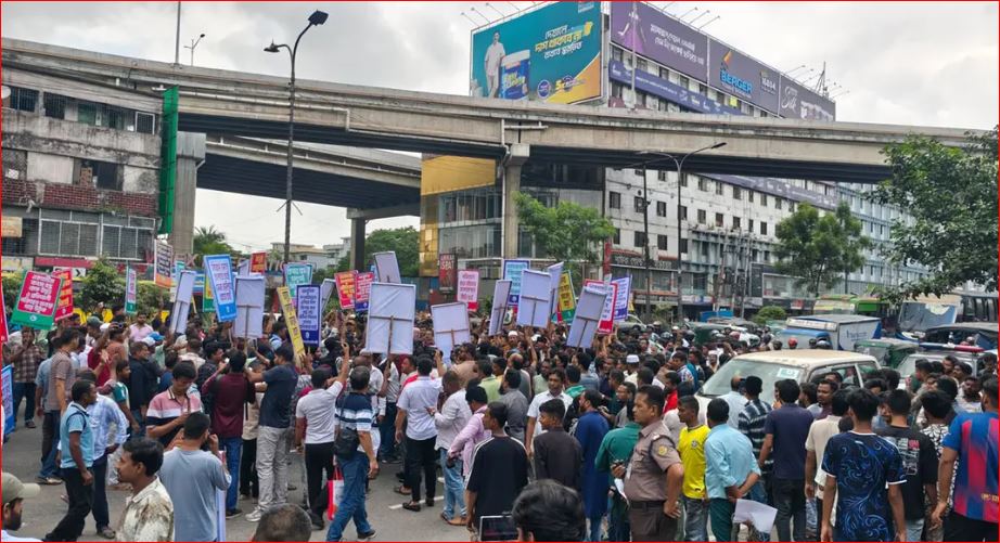 বৈধতার দাবিতে বনানীর সড়কে স্লিপার বাসের মালিকরা