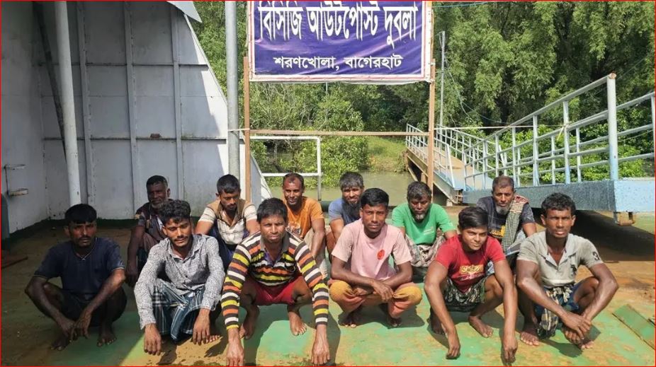 গভীর সমুদ্রে জেলে নৌকার ইঞ্জিন বিকল, ১২ জেলেকে উদ্ধার
