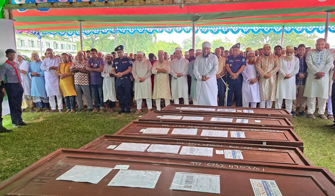 জানাজা শেষে নওগাঁর ৭ জনের লাশ পরিবারের কাছে হস্তান্তর