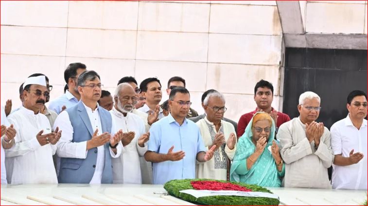 জিয়াউর রহমান ও খালেদা জিয়ার সমাধিতে প্রধানমন্ত্রীর শ্রদ্ধা