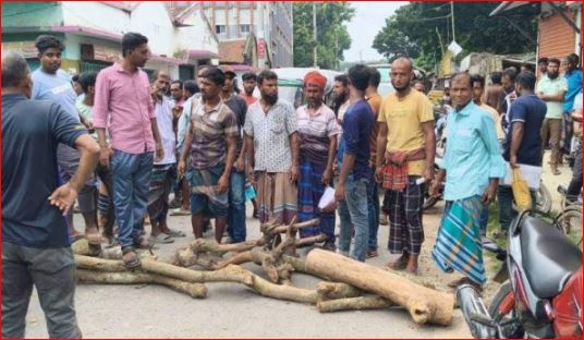সারের দাবিতে ঝিনাইদহে সড়ক অবরোধ করে কৃষকদের বিক্ষোভ
