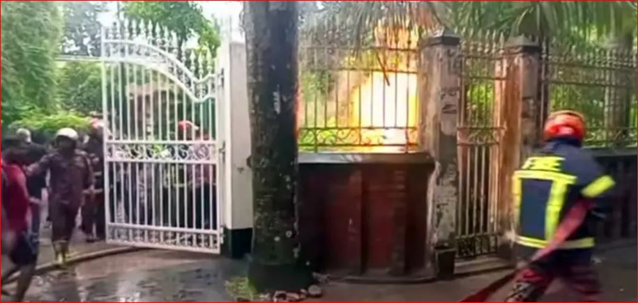 বিদ্যুৎমন্ত্রীর বাড়িতে বজ্রপাতে আগুন, নিয়ন্ত্রণে ফায়ার সার্ভিস
