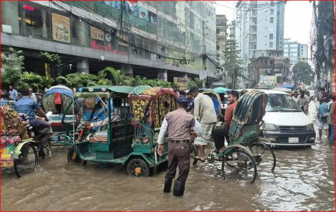 ভারী বৃষ্টিতে ডুবে দুর্ভোগে রাজধানীবাসী, দীর্ঘ যানজট