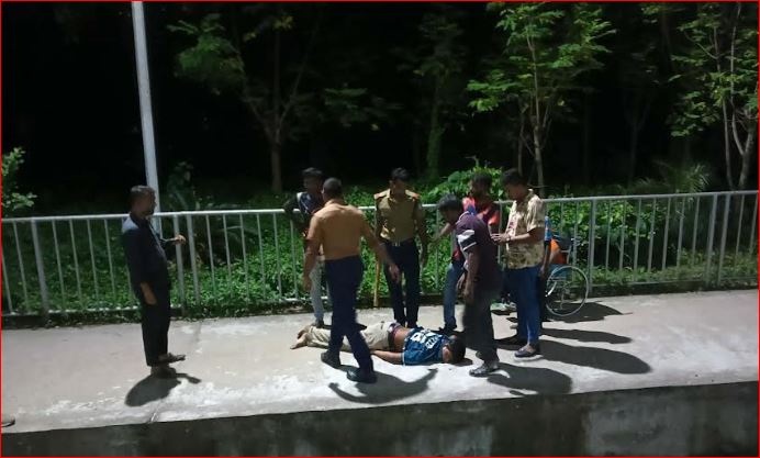 রাবি শিক্ষার্থীকে মারধর: অবরোধ-স্টেশন ঘেরাও; চার রেলকর্মী বরখাস্ত