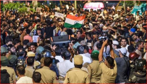 দিল্লীতে ককরোচ পার্টির বিক্ষোভ ঘিরে ব্যাপক ধরপাকড়, আটক ৬ শতাধিক