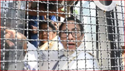 দিল্লীতে বিক্ষোভের আগে মমতা বন্দ্যোপাধ্যায় আটক