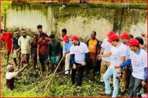 ডেঙ্গু প্রতিরোধে থানার পুকুর পরিষ্কার করলেন ডিসি-এসপি
